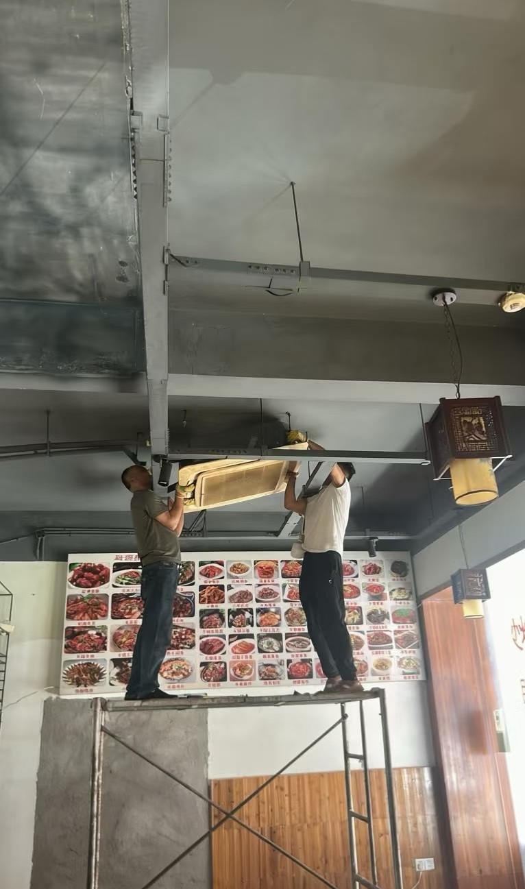 工人在脚手架上拆装天花机风机盘管,义乌空调回收现场实拍