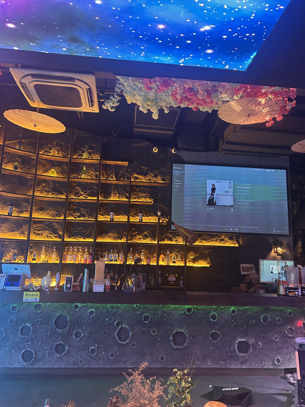 酒吧前厅前台与屏幕区域,义乌厨具回收现场实拍