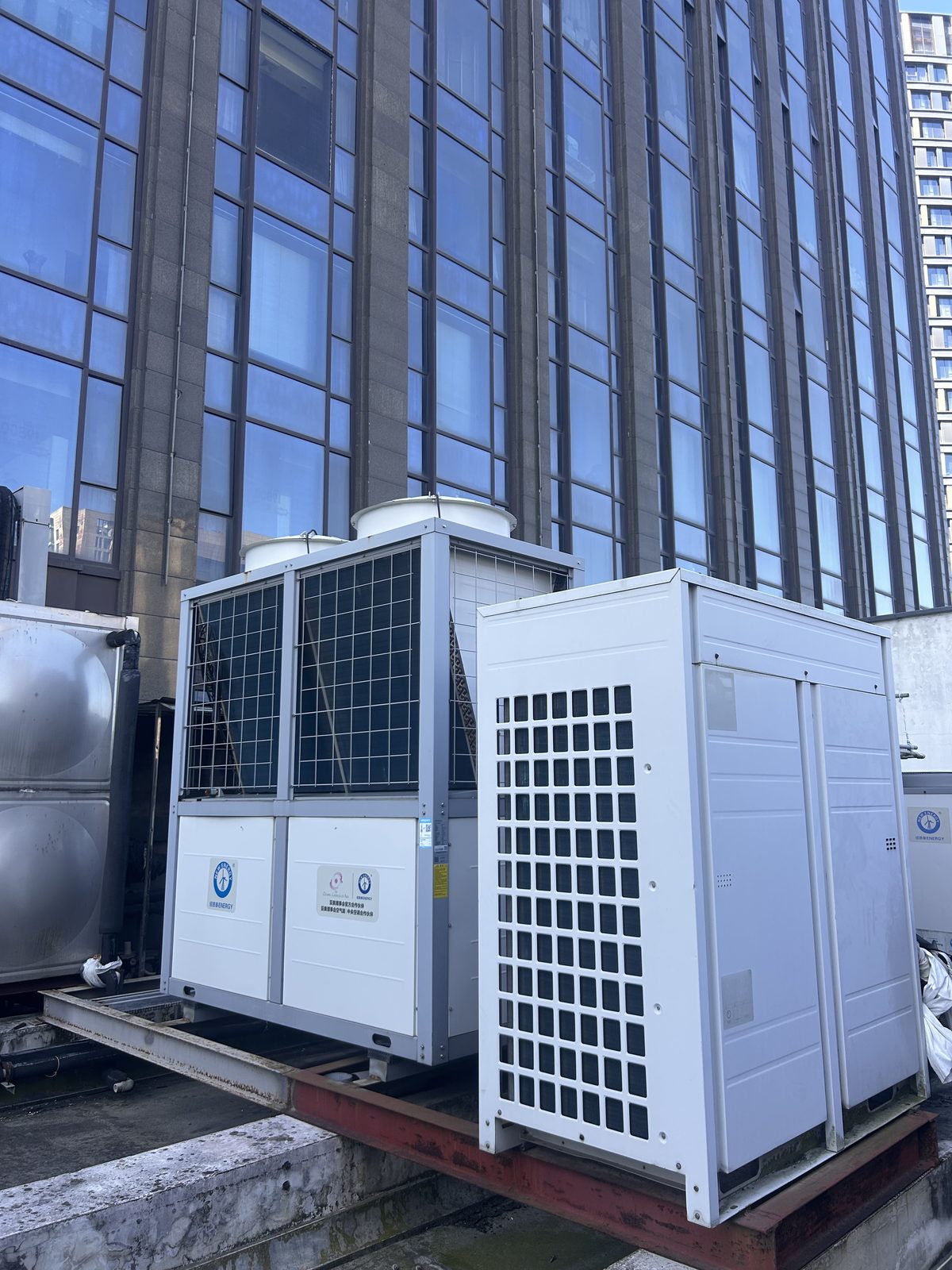屋顶上的商用风冷模块机组,义乌废铜废铁回收现场实拍