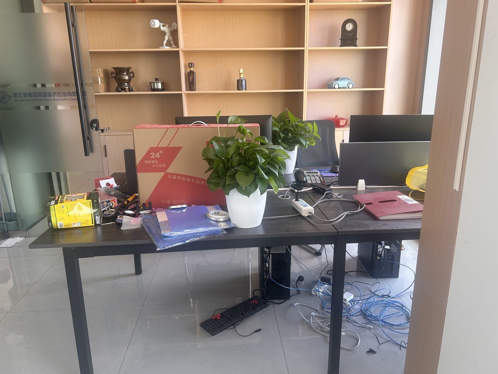 带柜门的木质展示柜,义乌旧货回收现场实拍