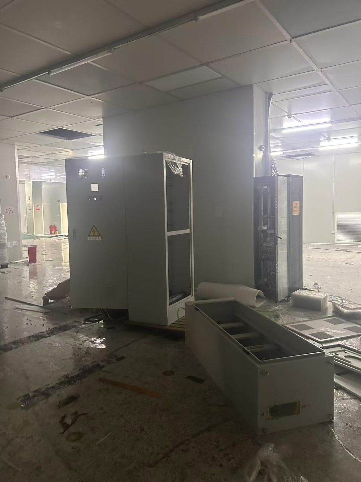 厂房拆除现场的电气控制柜与水箱，义乌二手回收现场实拍