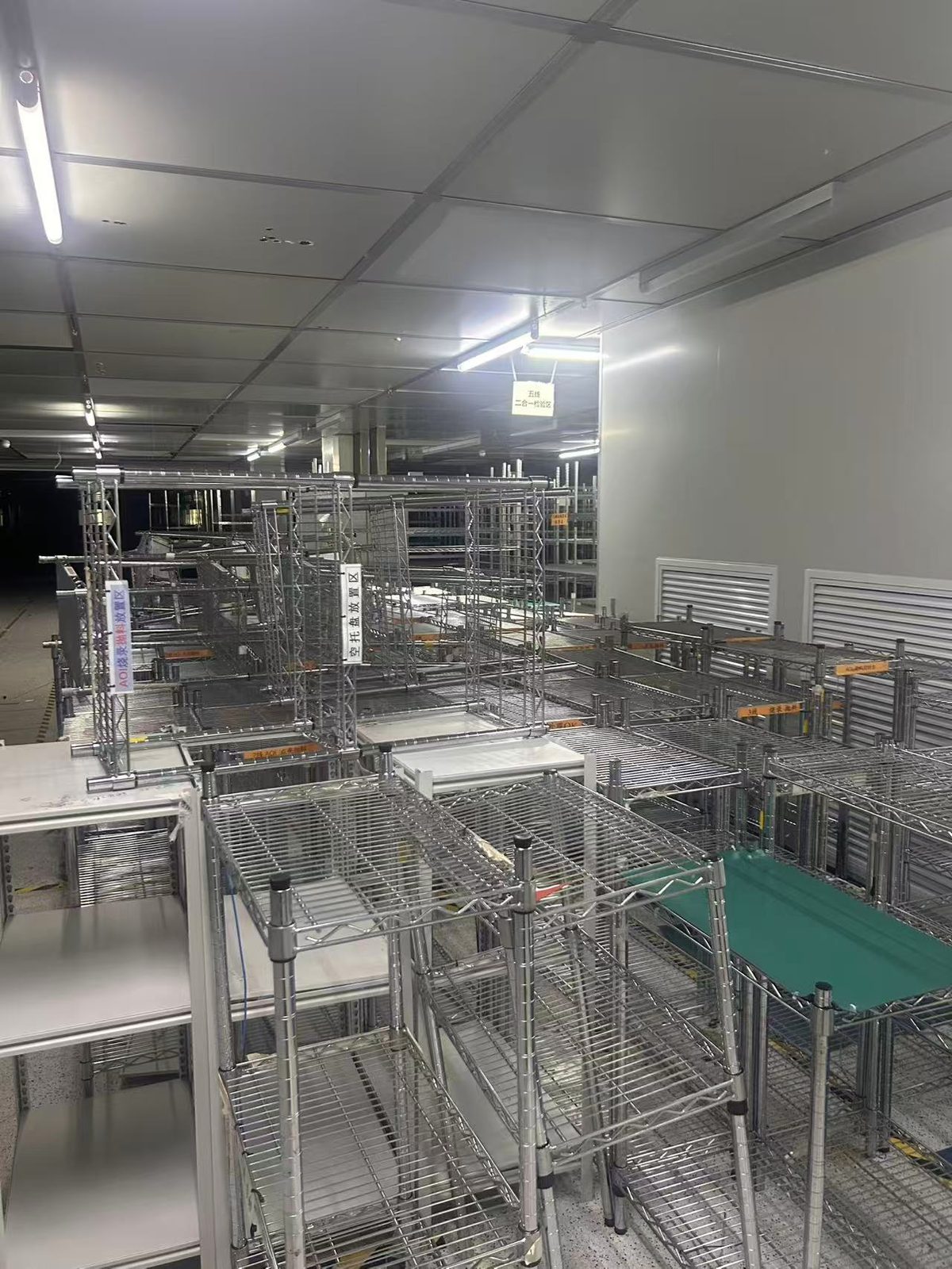 车间内大量金属网架与物料货架,义乌库存回收现场实拍