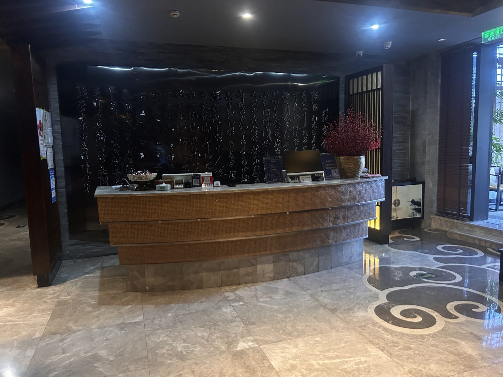 前台接待台与背景墙，义乌酒店设备回收现场实拍